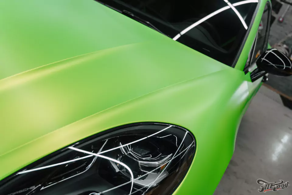 Оклеили Porsche Macan ярко-салатовым винилом и забронировали матовым полиуретаном, окрасили диски в черный глянец, установили ремни безопасности в цвет пленки (напечатали цвет!)